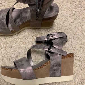 Pierre Dumas metallic grey wedges
